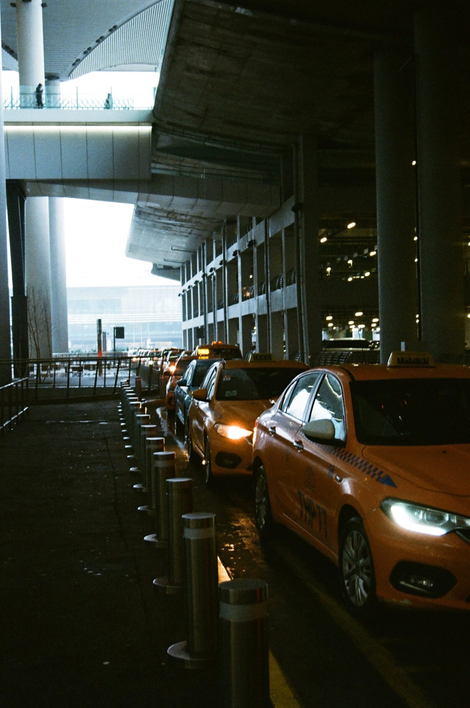 سيارات أجرة المطار في إنتظار المسافرين لتوصيلهم